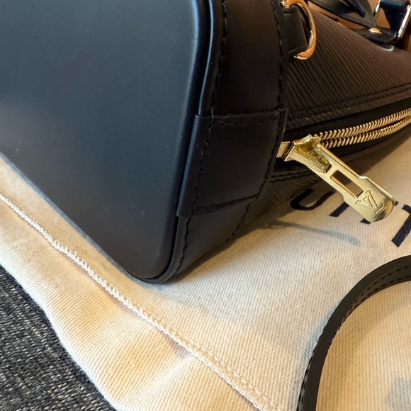 Louis Vuitton Alma Backpackck - Picture 9 of 12